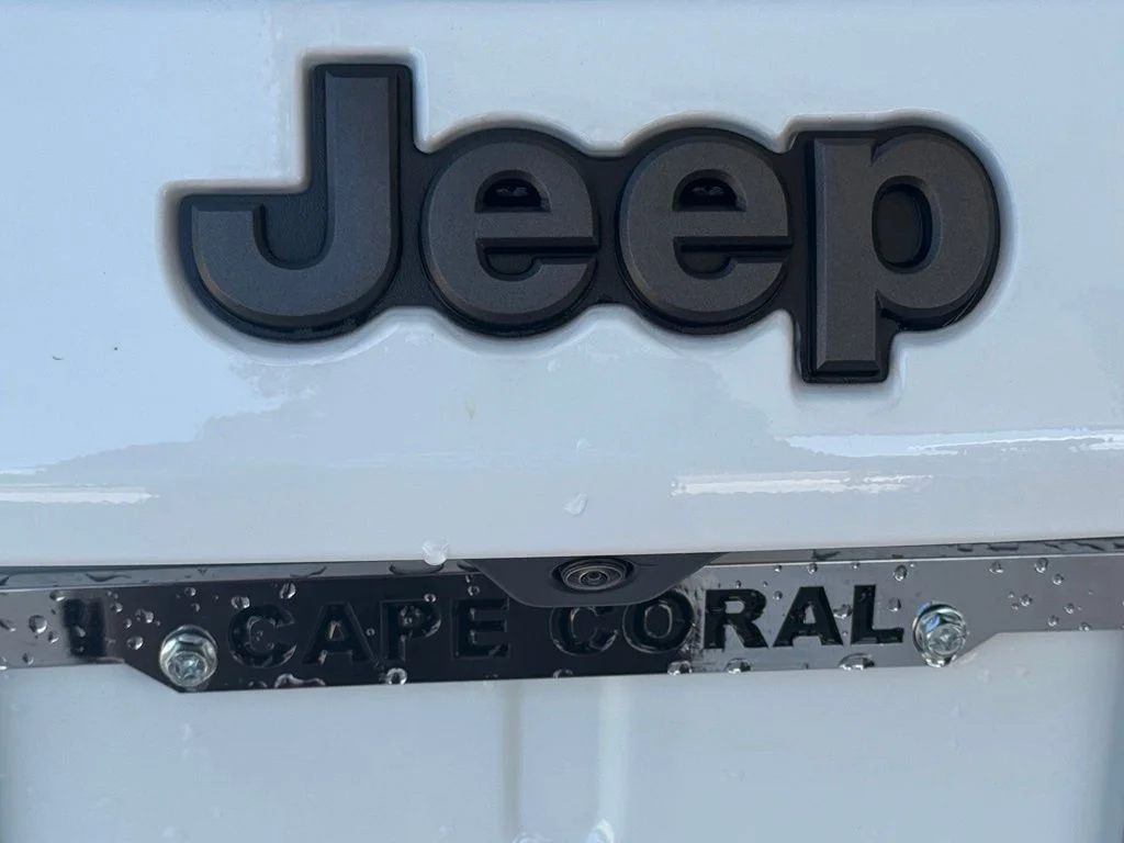 New 2026 Bright White Clear-Coat Exterior Paint Jeep Limited Altitude image 33