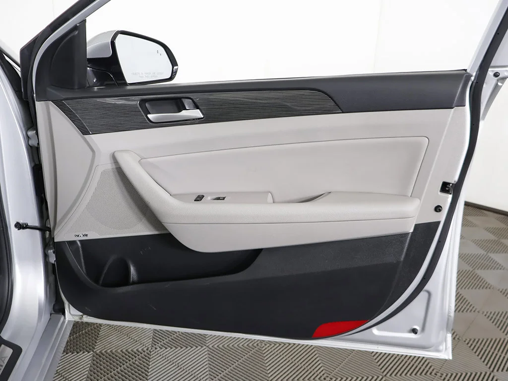 Used 2019 Silver Hyundai Limited image 27