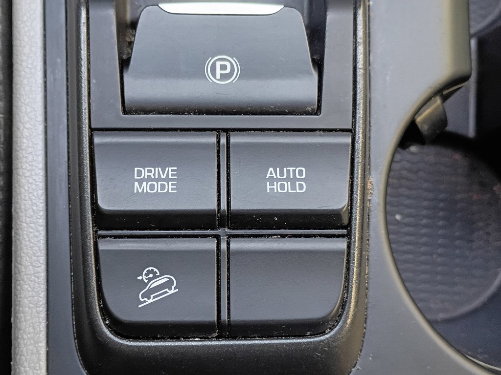 Used 2020 White Hyundai SE image 21