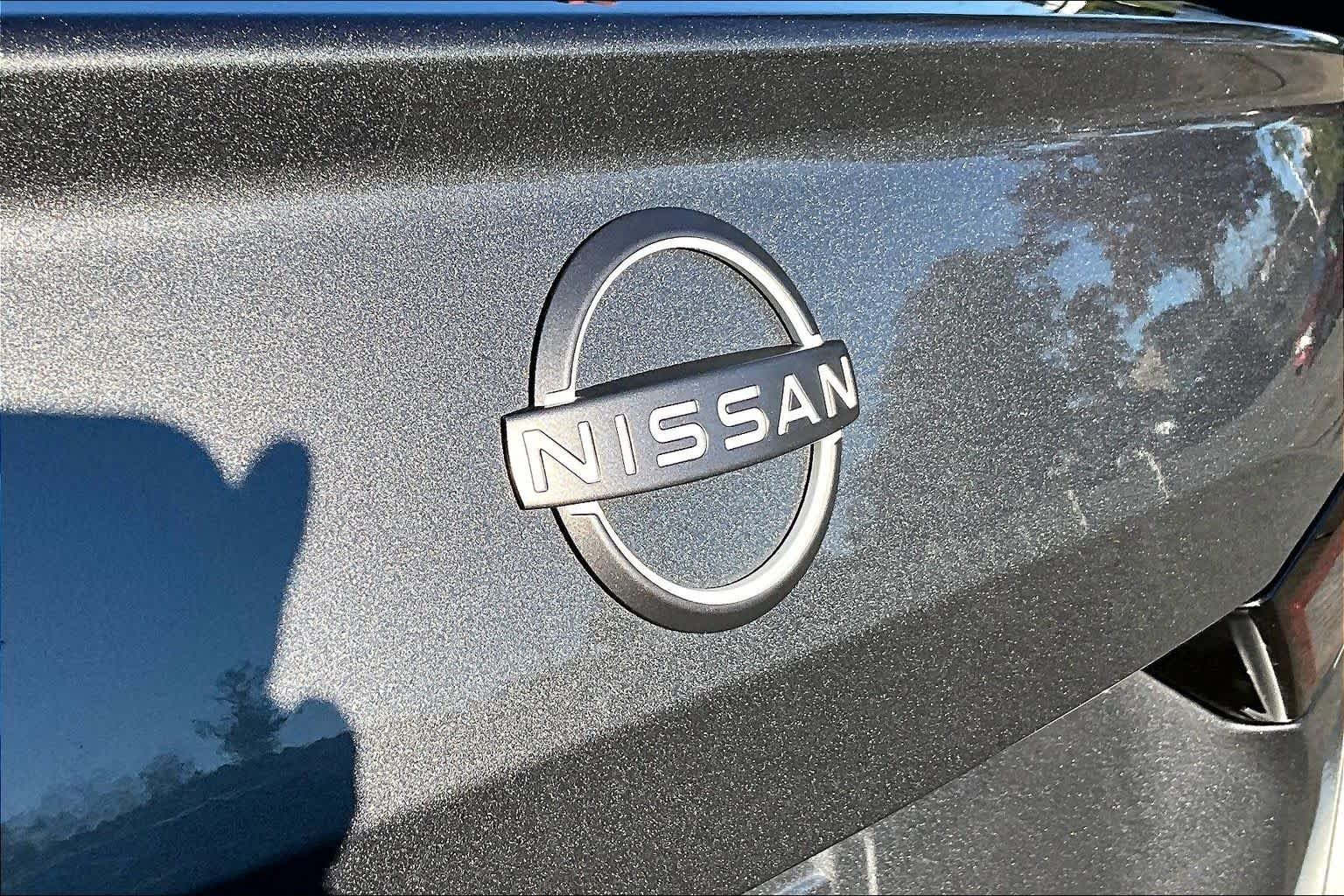 Used 2025 Garnet Pearl Metallic Nissan SV image 30