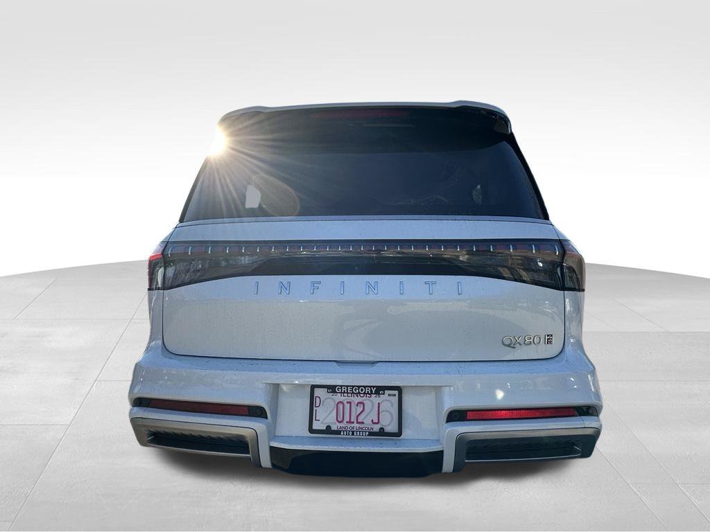 Used 2027 White INFINITI LUXE image 8