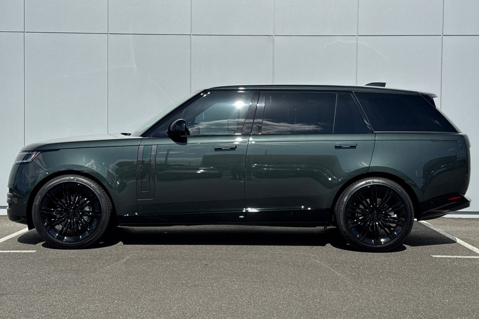 New 2026 Belgravia Green Land Rover SE image 2