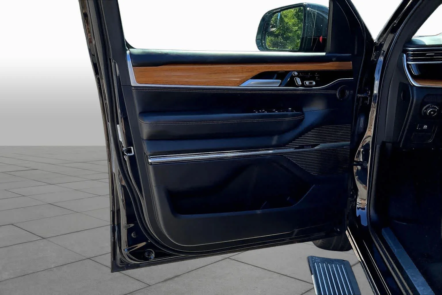 Used 2024 Midnight Sky Jeep Series III image 21