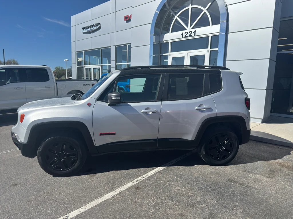 Used 2018 Glacier Metallic Jeep Trailhawk image 2