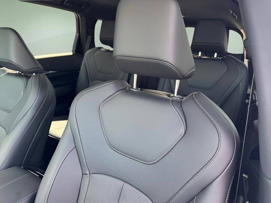 New 2027 2T RAD WHT INFINITI Sport AWD image 10