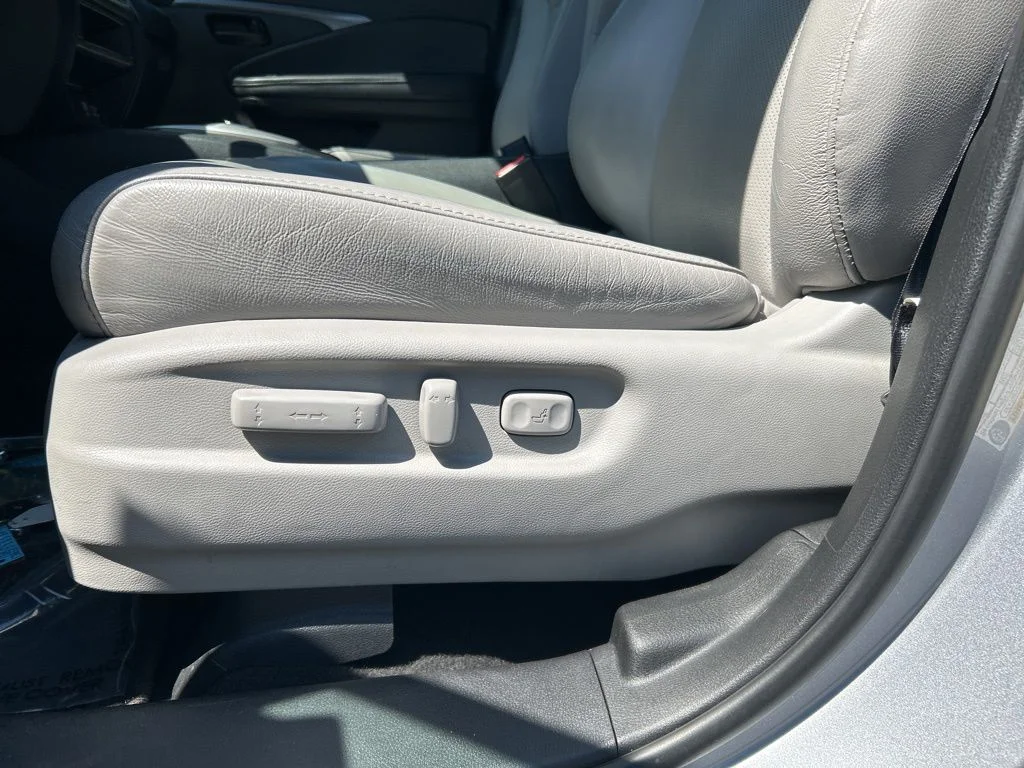 Used 2022 Silver Honda EX-L image 16