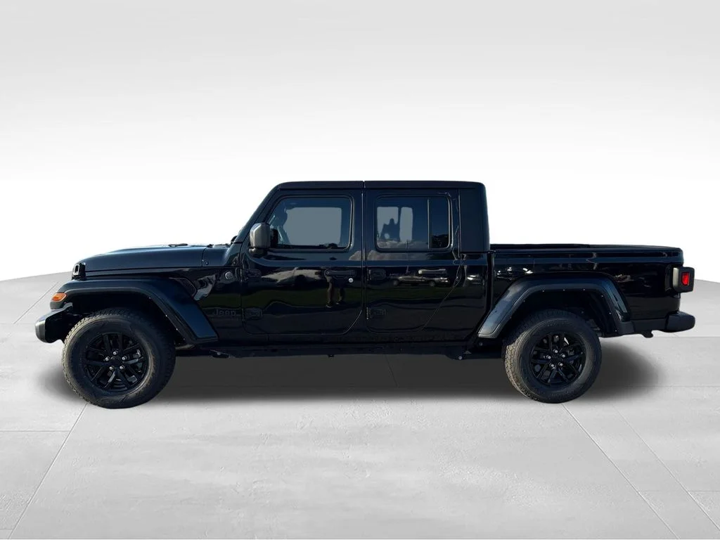 Used 2022 Black Jeep Altitude image 2