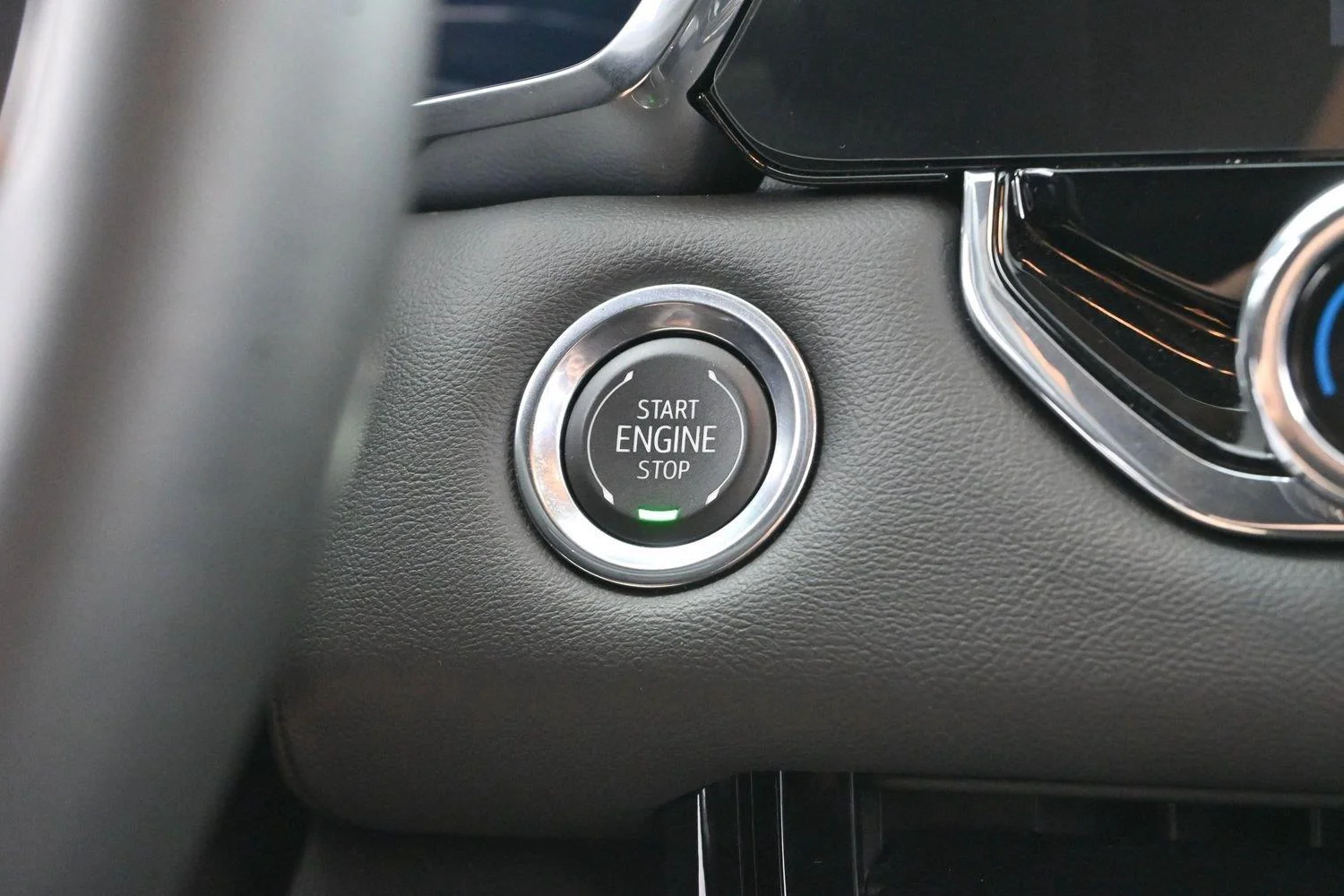Used 2025 Onyx Black GMC Elevation image 27
