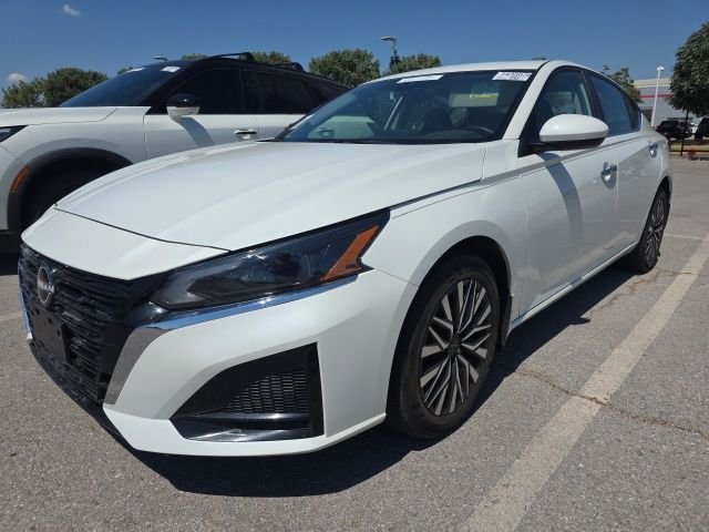 Used 2024 White Nissan 2.5 SV image 3