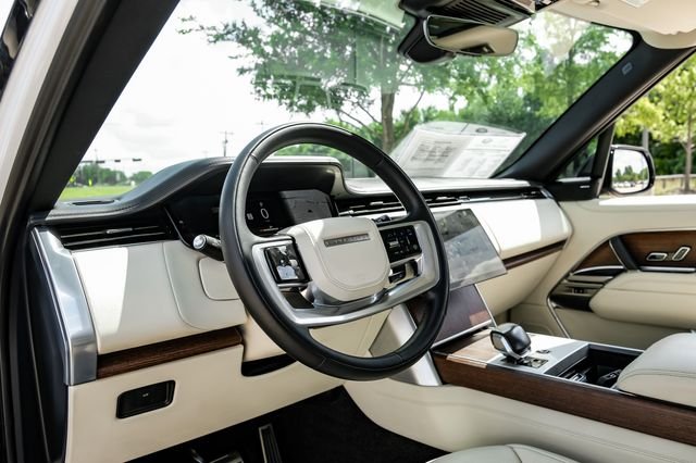 Used 2025 White Land Rover SE image 2