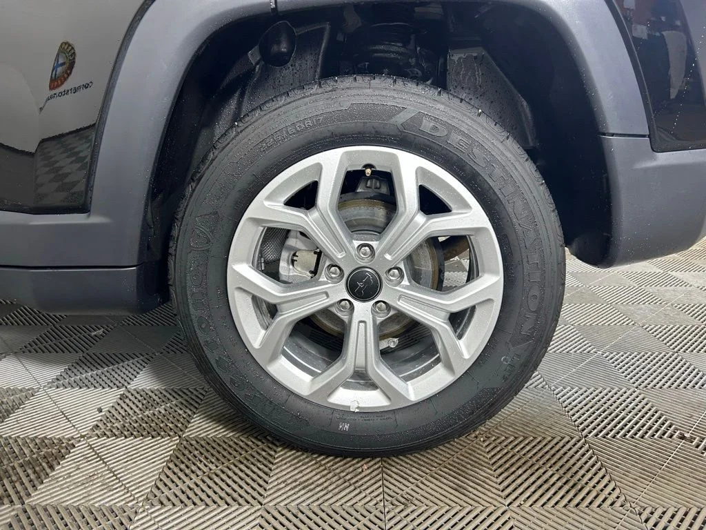 Used 2025 Diamond Black Jeep Latitude image 24