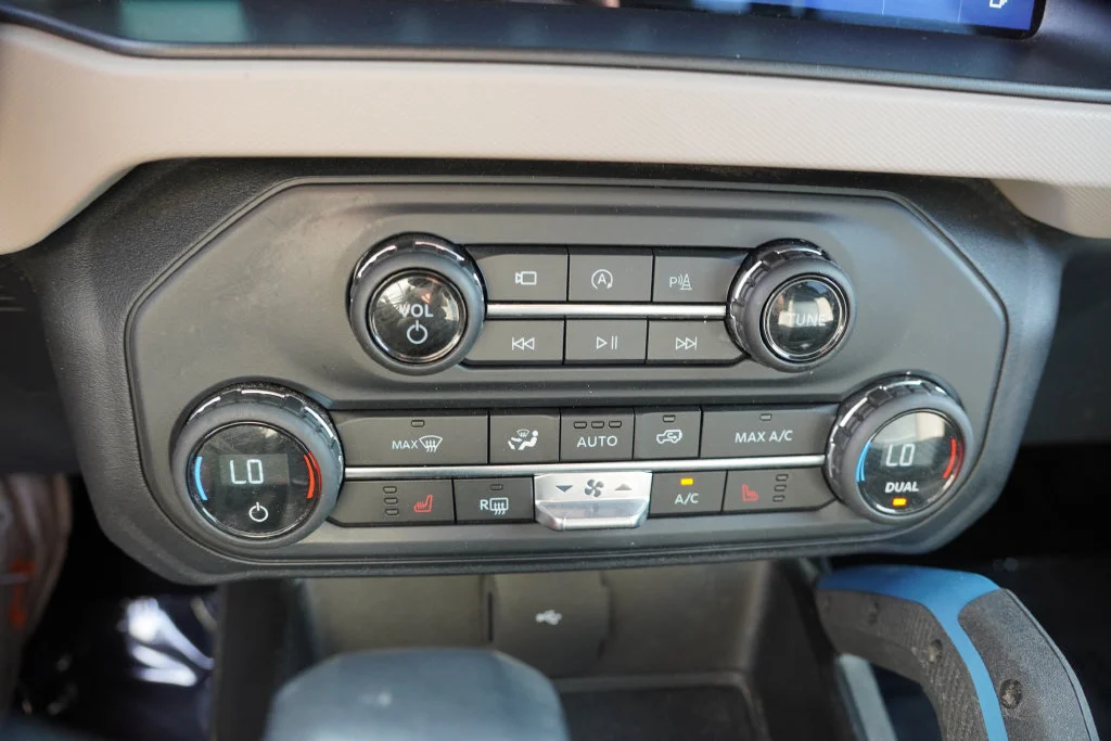 Used 2023 Azure Gray Metallic Tri-Coat Ford Wildtrak image 27