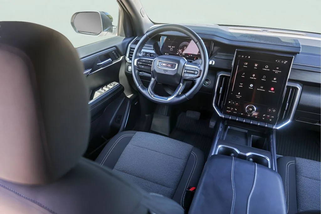 Used 2025 White GMC Elevation image 29