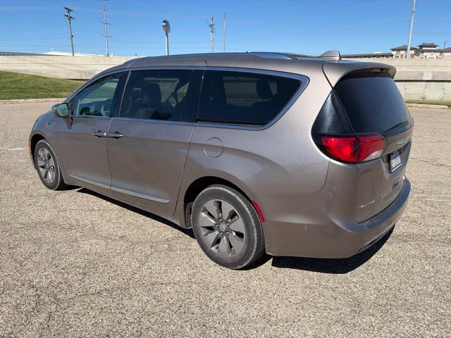 Used 2017 Gray Chrysler Platinum image 4