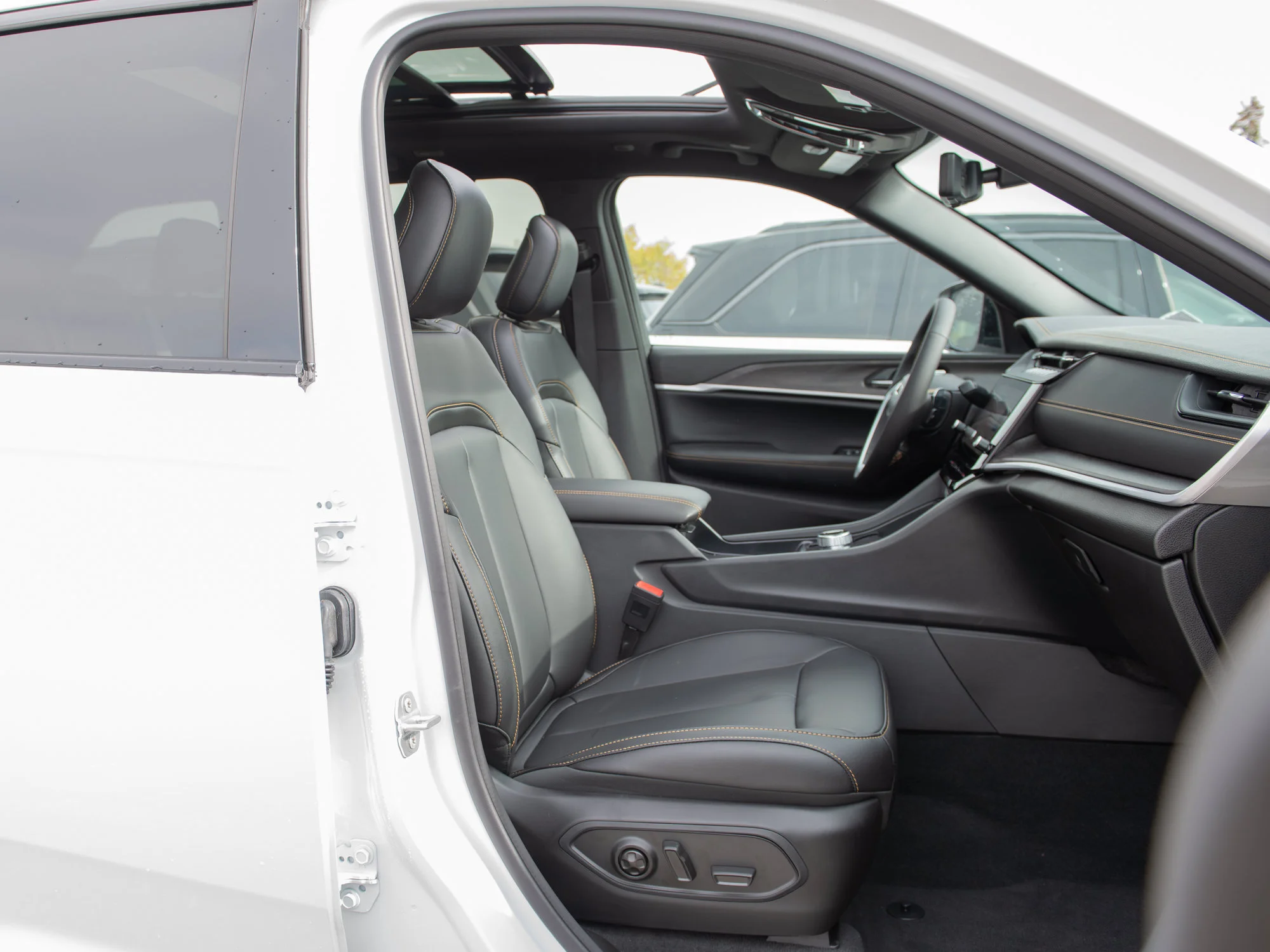 New 2026 White Jeep 85th Anniversary* 4x4, Trailer Tow Pkg, Turbo, Panoramic Sunroof image 30