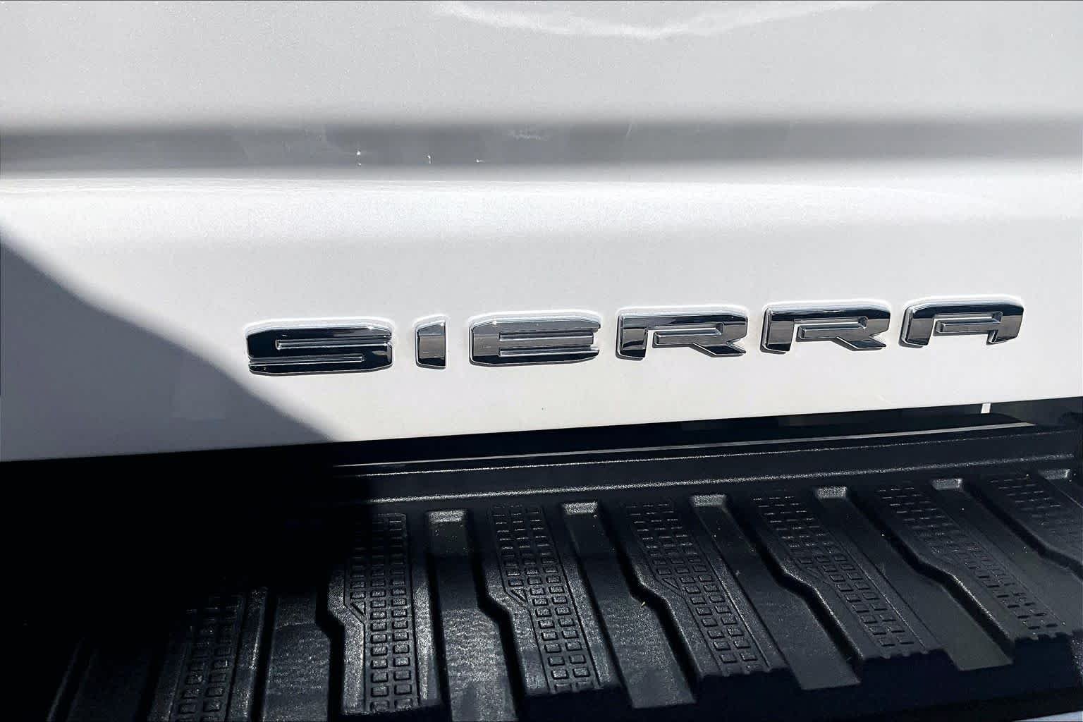 Used 2024 White Frost Tricoat GMC Denali Ultimate image 10