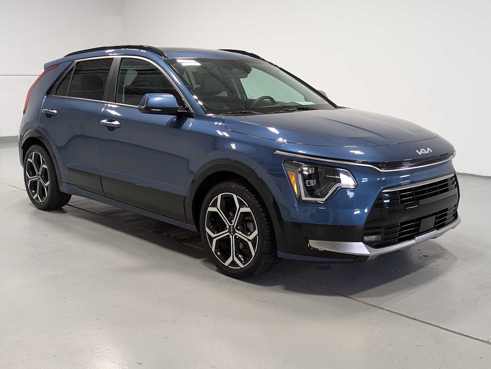 Used 2023 Mineral Blue Kia SX Touring image 7