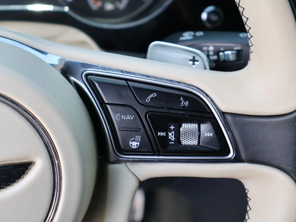 Used 2018 Glacier White Bentley W12 image 32