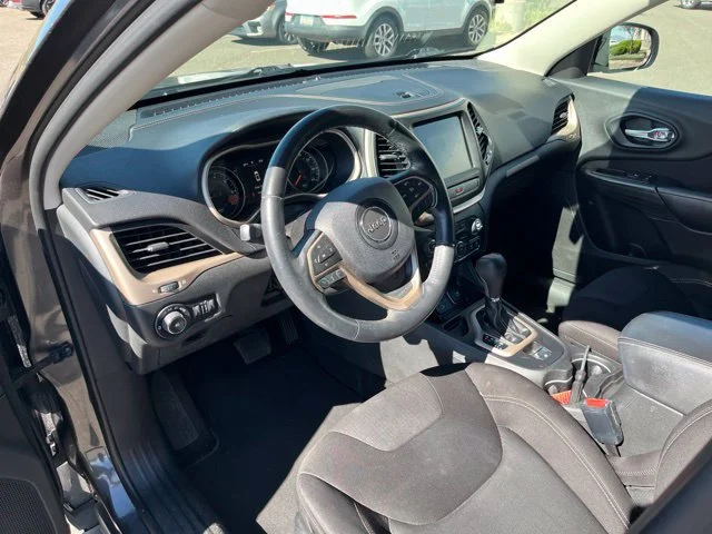 Used 2015 Granite Crystal Metallic Clearcoat Jeep Latitude image 17