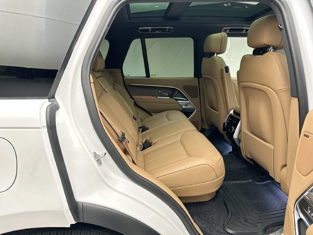 Used 2025  Land Rover SE image 5