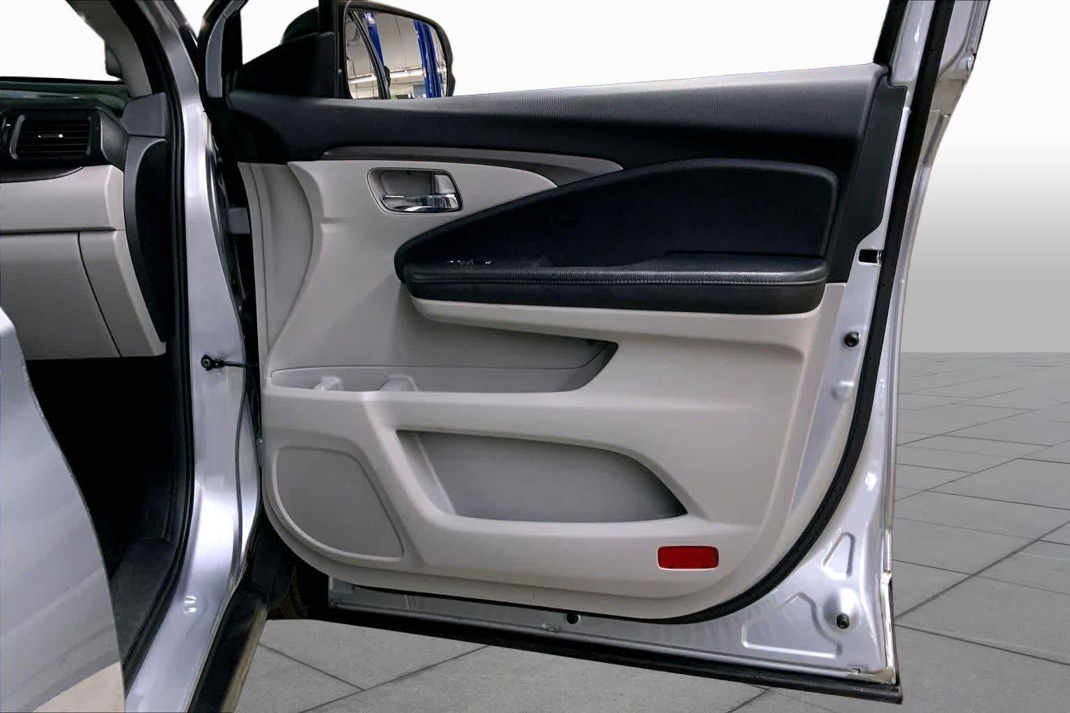 Used 2017 Lunar Silver Metallic Honda EX-L image 23