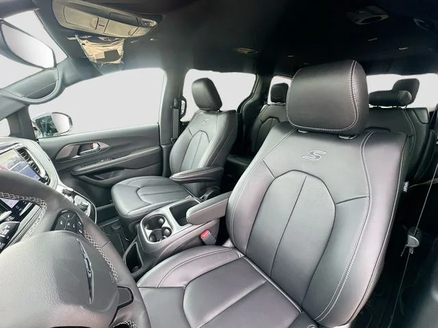 New 2026 Bright White Clear-Coat Exterior Paint Chrysler Select image 23