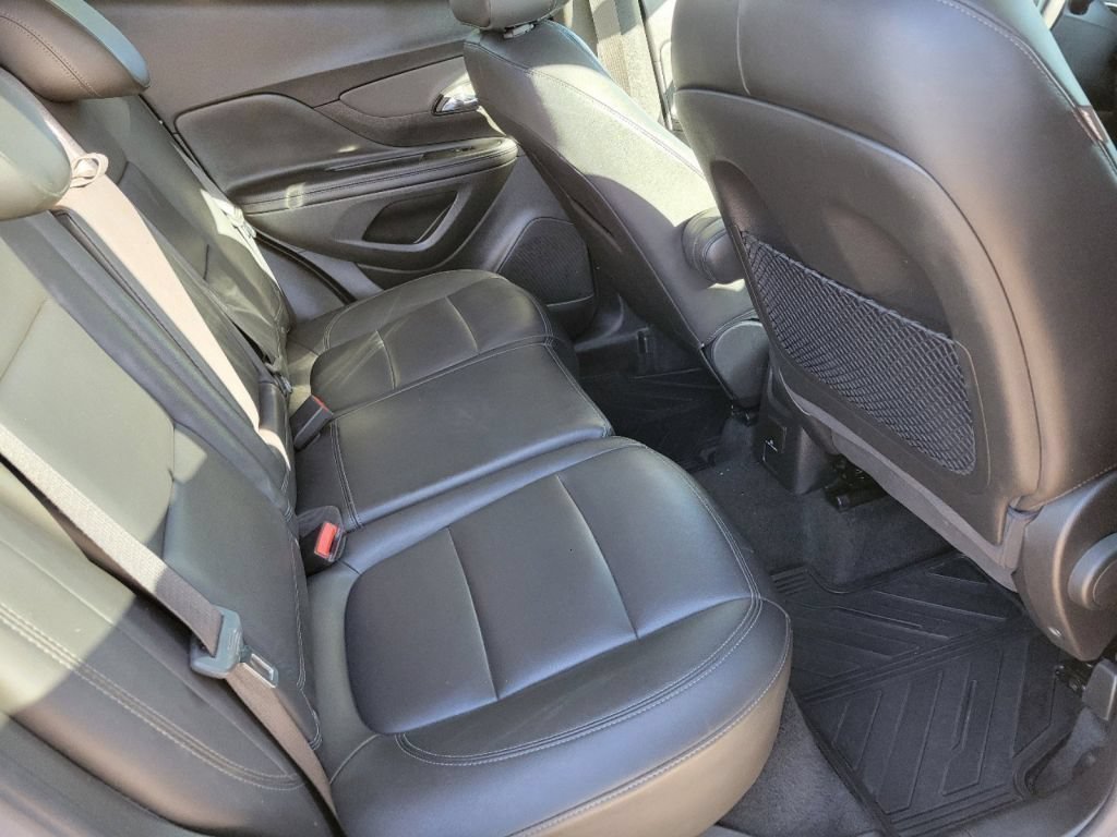Used 2018 Summit White Buick Essence image 22