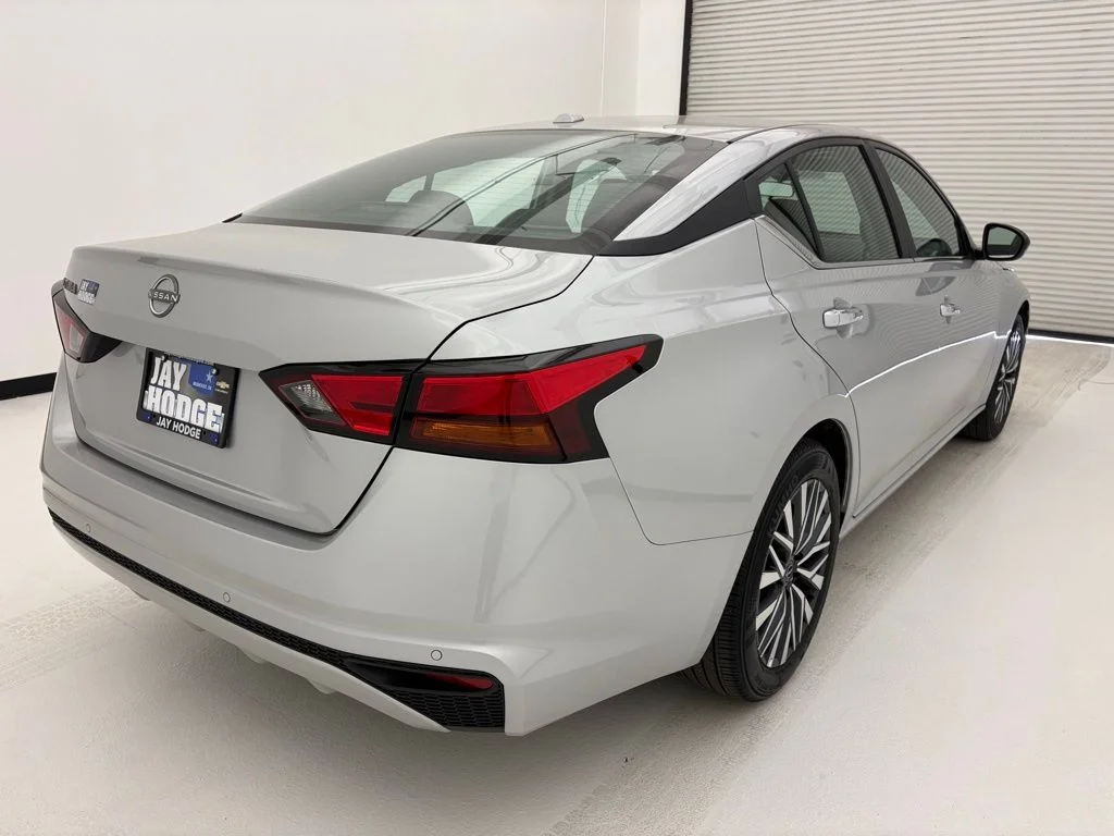 Used 2025 Silver Nissan 2.5 SV image 17