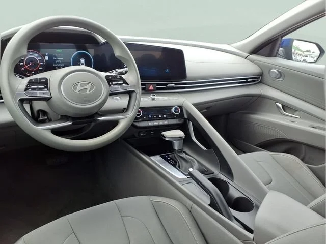 Used 2024  Hyundai SEL image 4