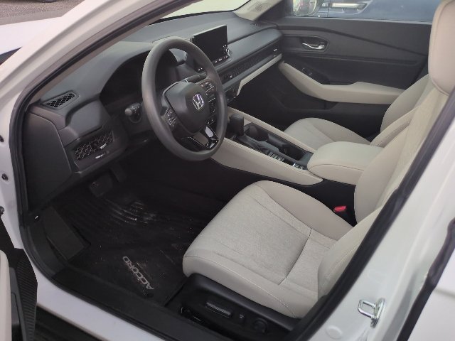 Used 2025 Platinum White Honda SE image 7