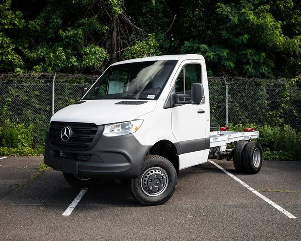 2023 Mercedes-Benz Sprinter 3500 Cab Chassis 144 WB