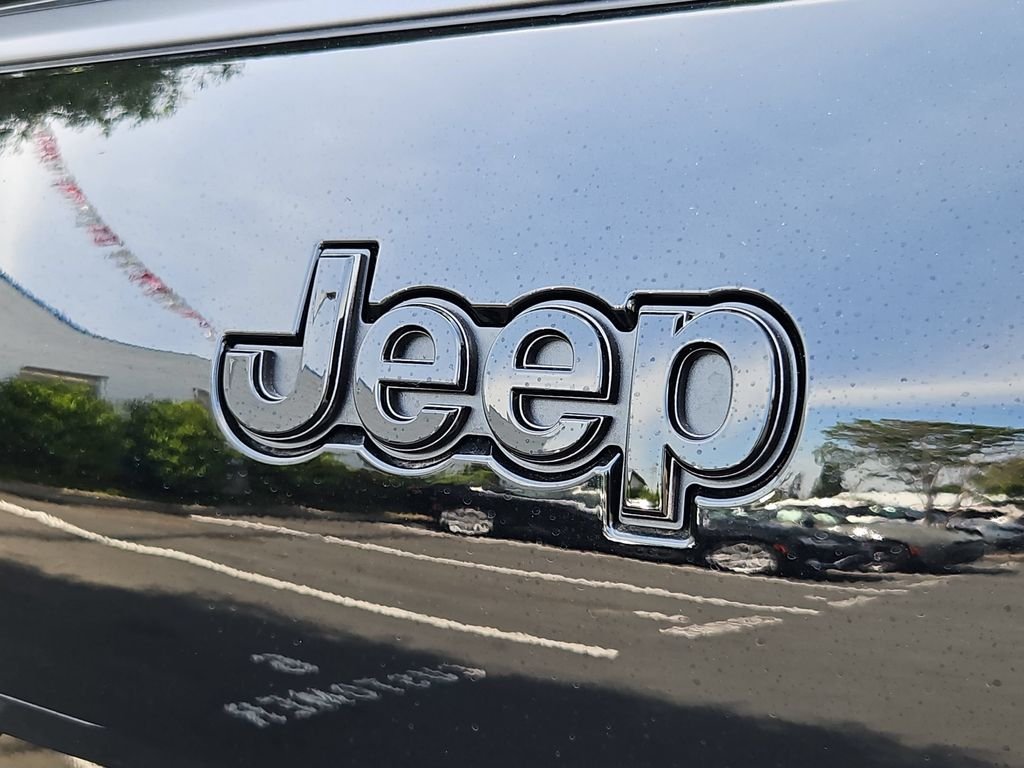 New 2026 Diamond Black Crystal Pearl-Coat Exterior Paint Jeep Altitude image 25