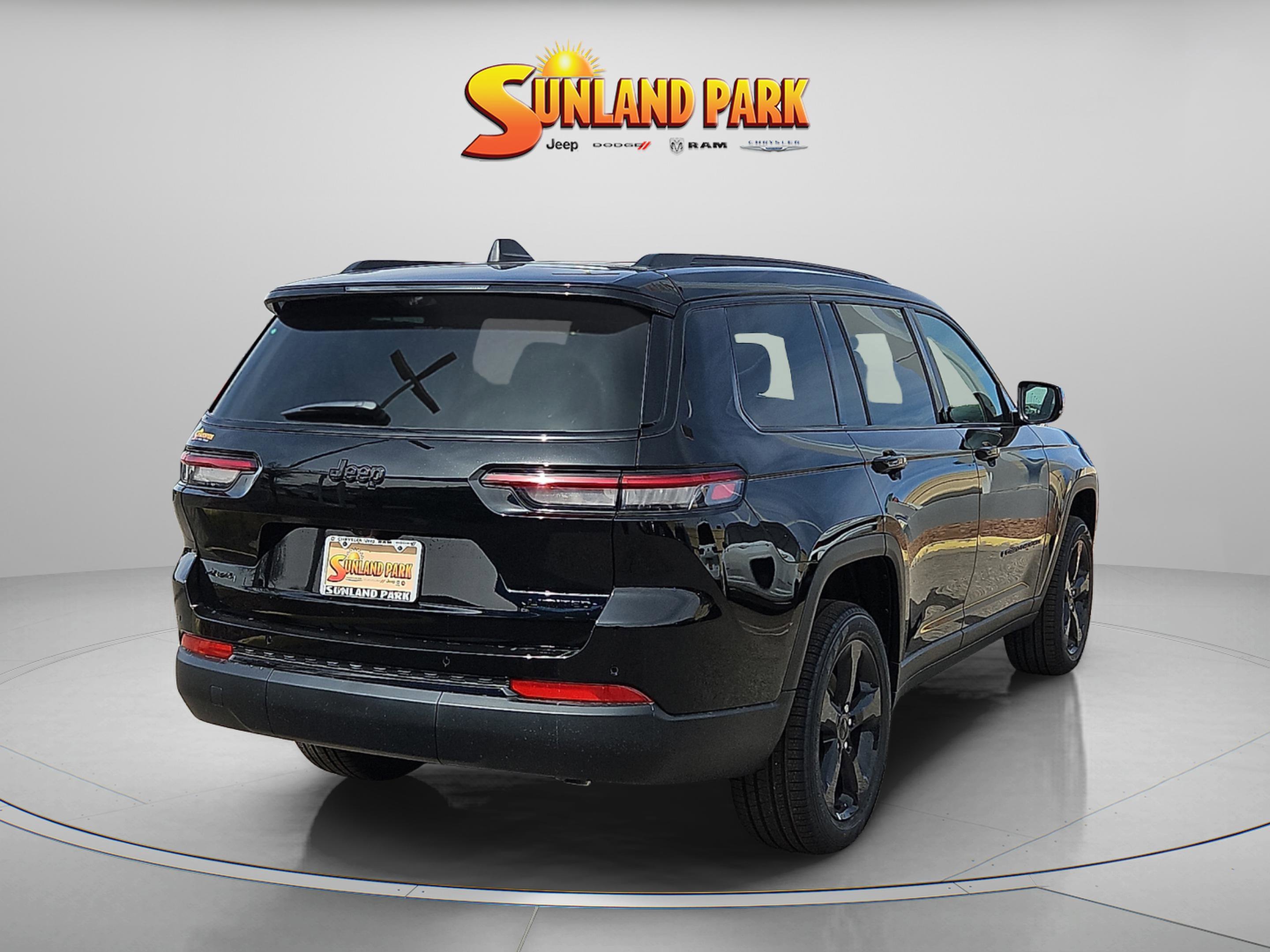 New 2025 Diamond Black Crystal Pearl-Coat Exterior Paint Jeep Limited image 5