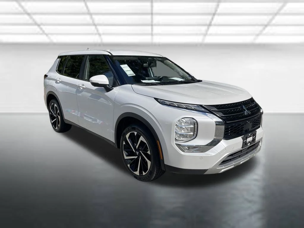 Used 2024 White Mitsubishi SE image 7