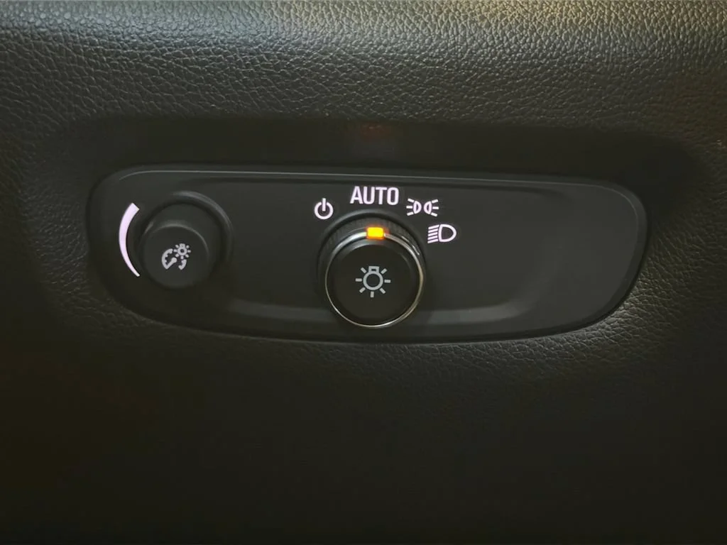 Used 2022 SILVER ICE METALLIC Chevrolet RS image 25