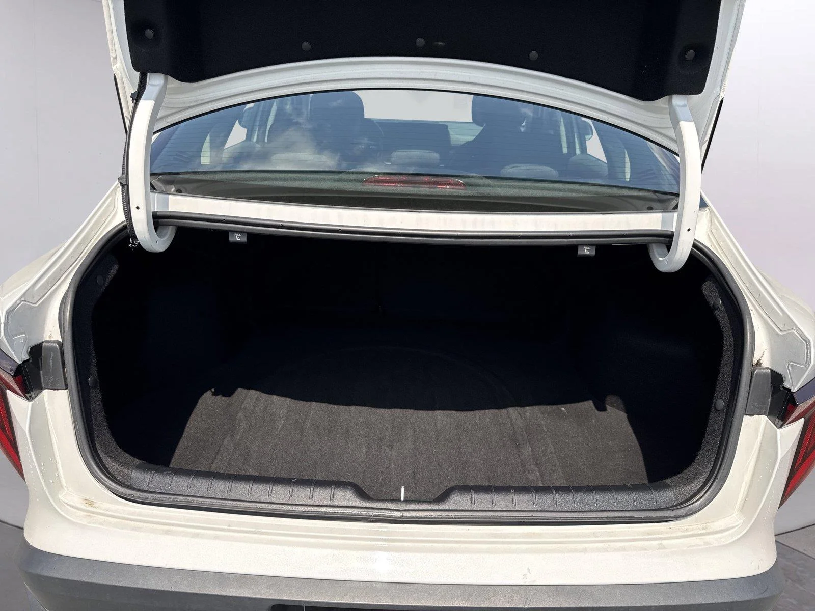 Used 2025 Snow White Pearl Kia LXS image 32