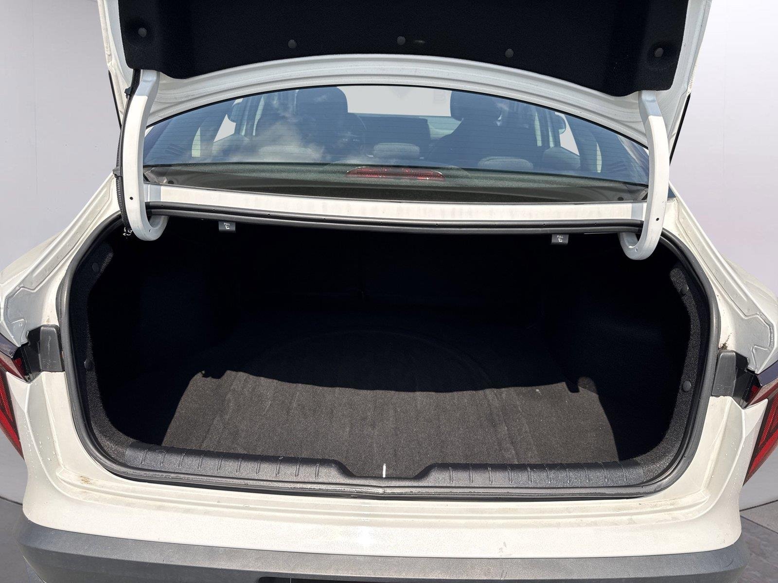 Used 2025 Snow White Pearl Kia LXS image 32