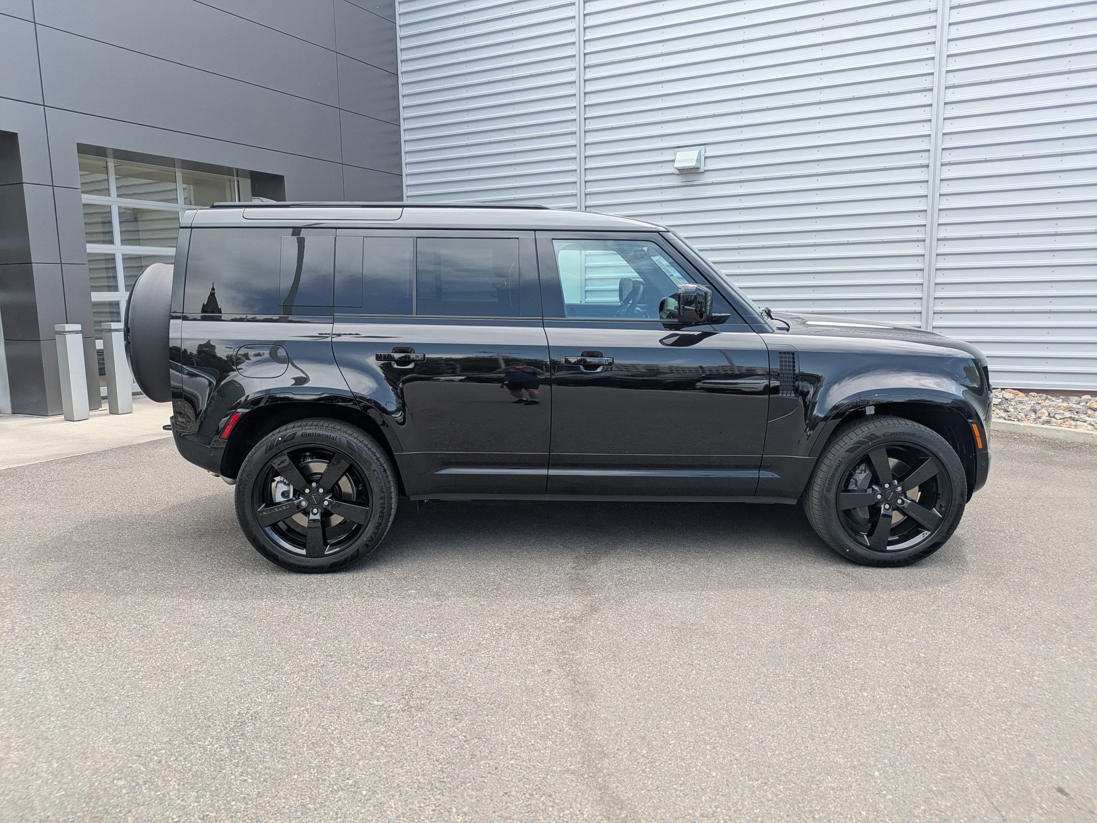 New 2026 Santorini Black Land Rover P400 X-Dynamic SE image 4