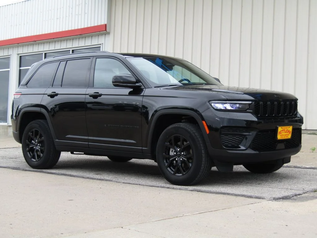 Used 2025 Diamond Black Jeep Altitude image 1