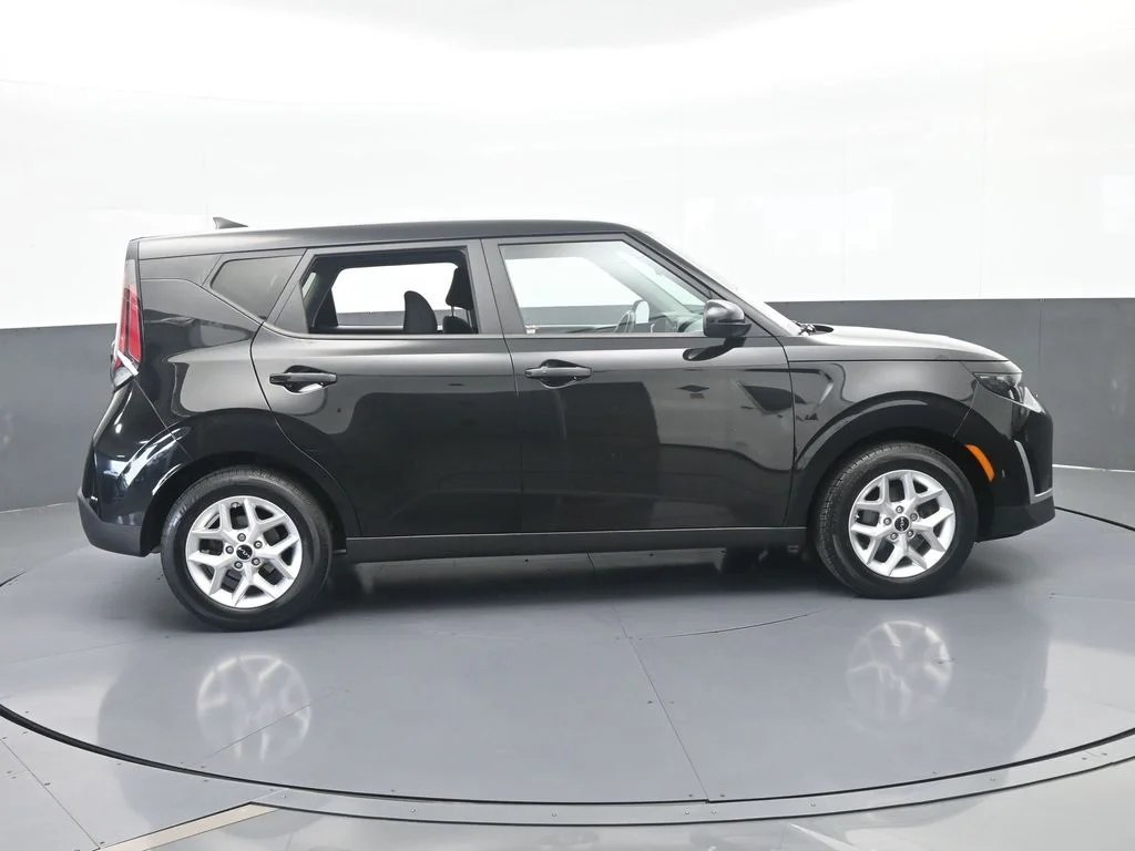 Used 2023 Fusion Black Kia S image 7