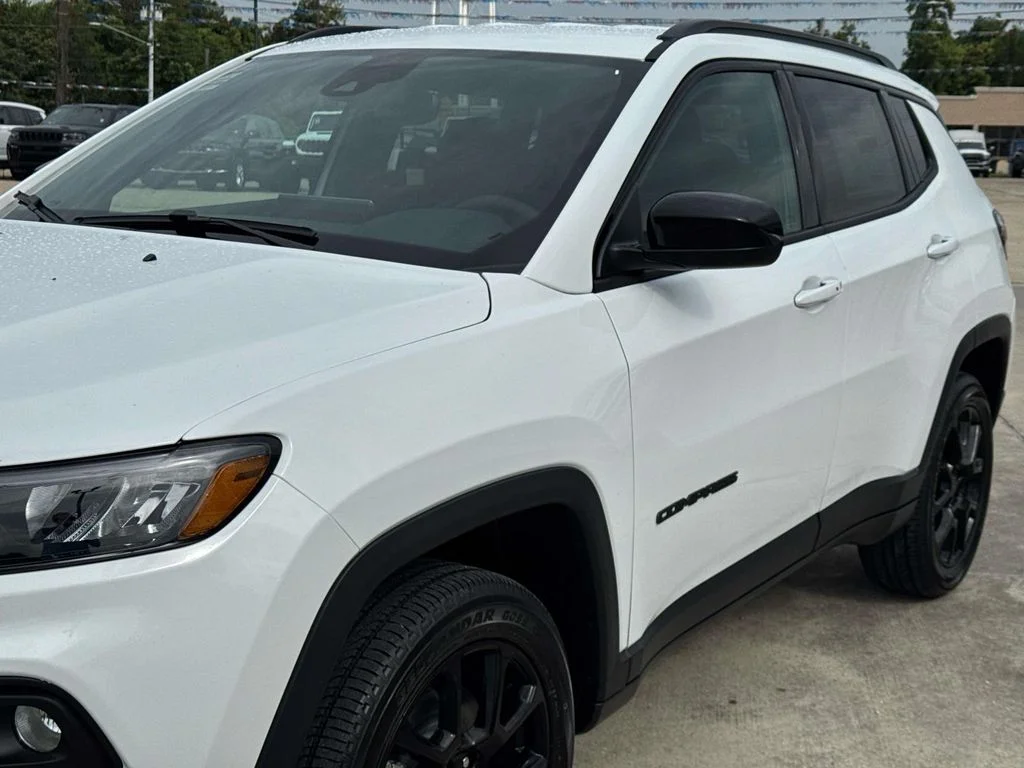 New 2026 White Jeep Latitude image 9