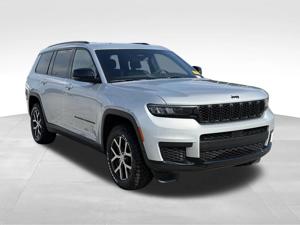 Used 2023 Silver Jeep Altitude image 28
