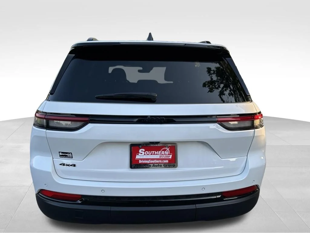 Used 2025 White Jeep Altitude X image 4