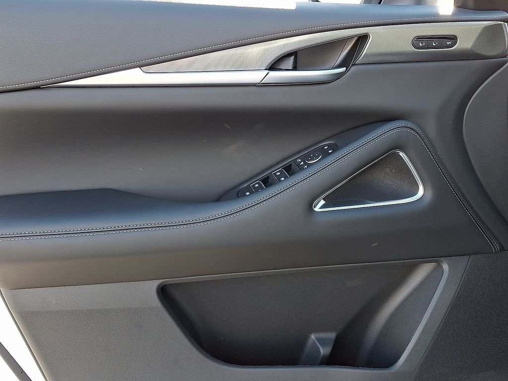 New 2026 RADIANT WHITE INFINITI Luxe AWD image 9