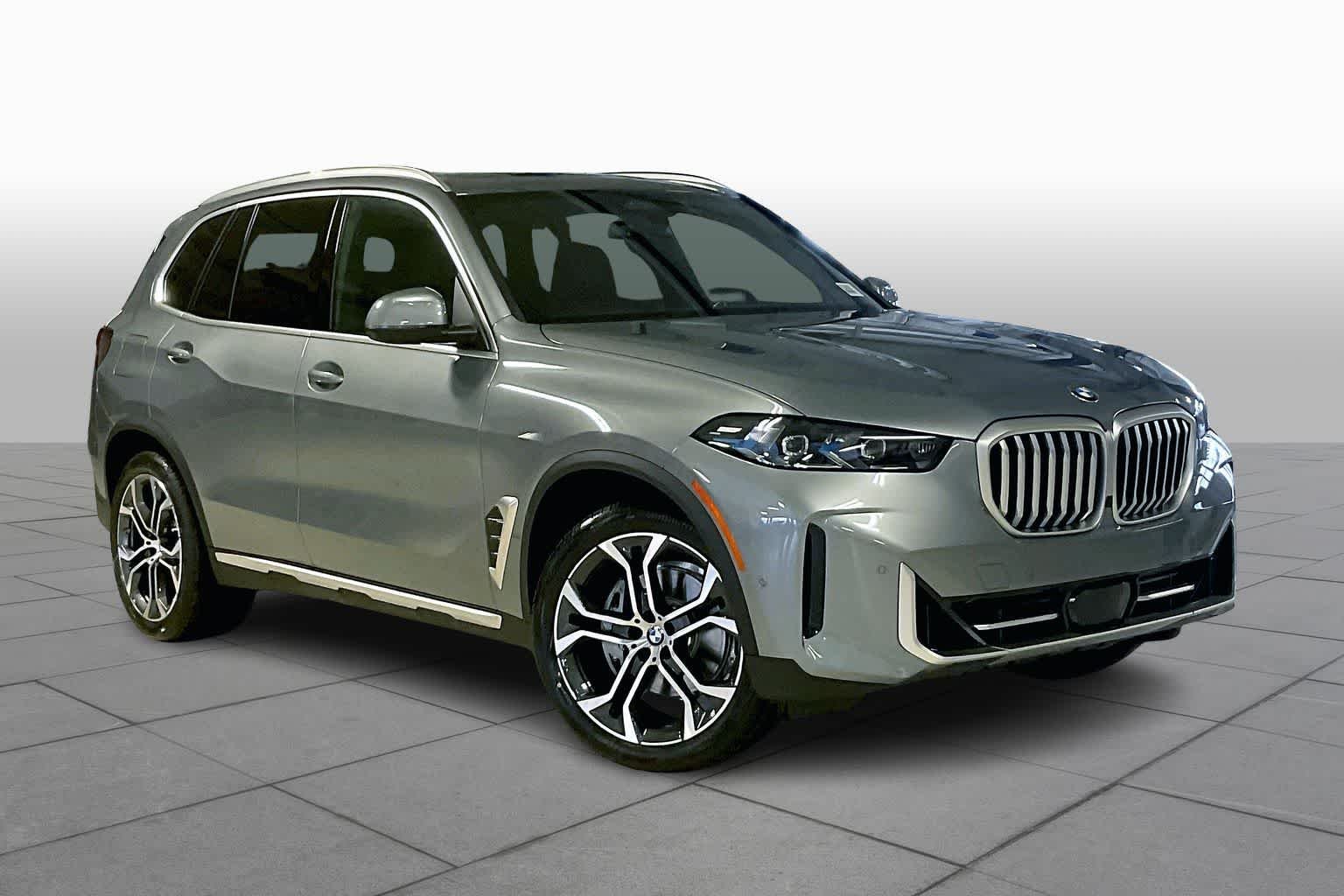 Used 2026 Skyscraper Grey Metallic BMW xDrive40i image 2