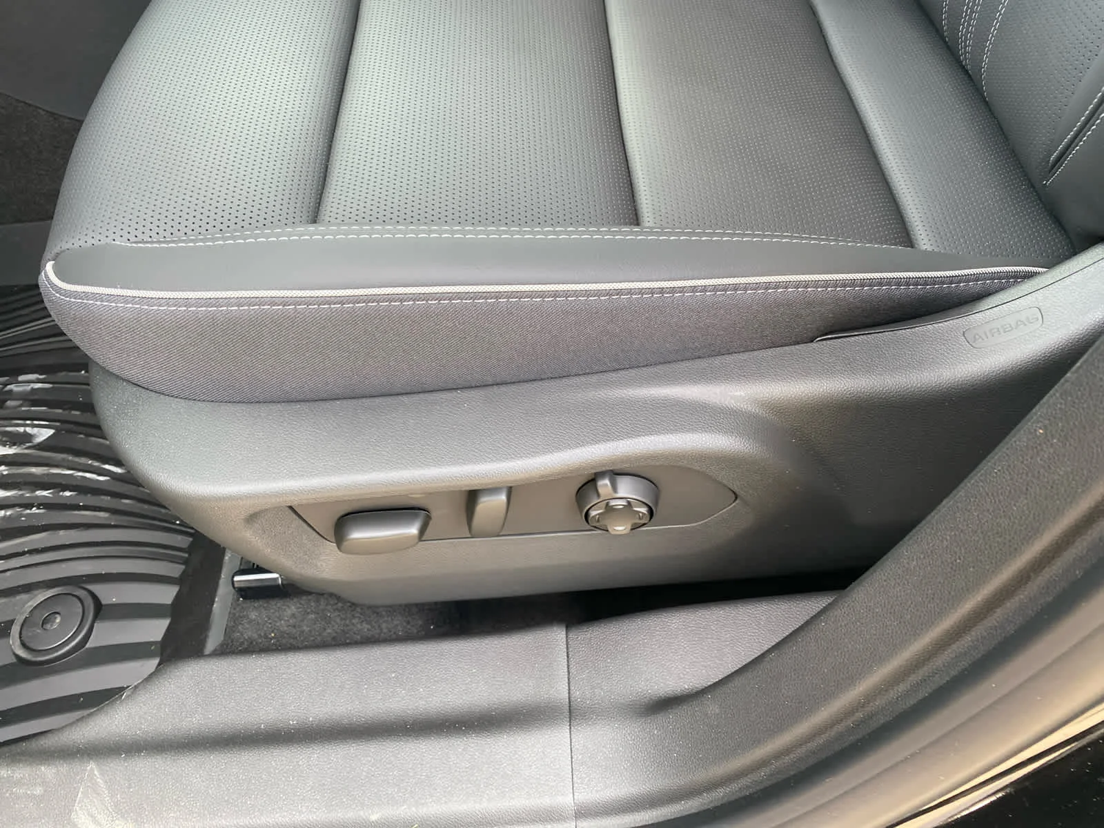 New 2026 Ebony Twilight Metallic Buick Avenir image 15