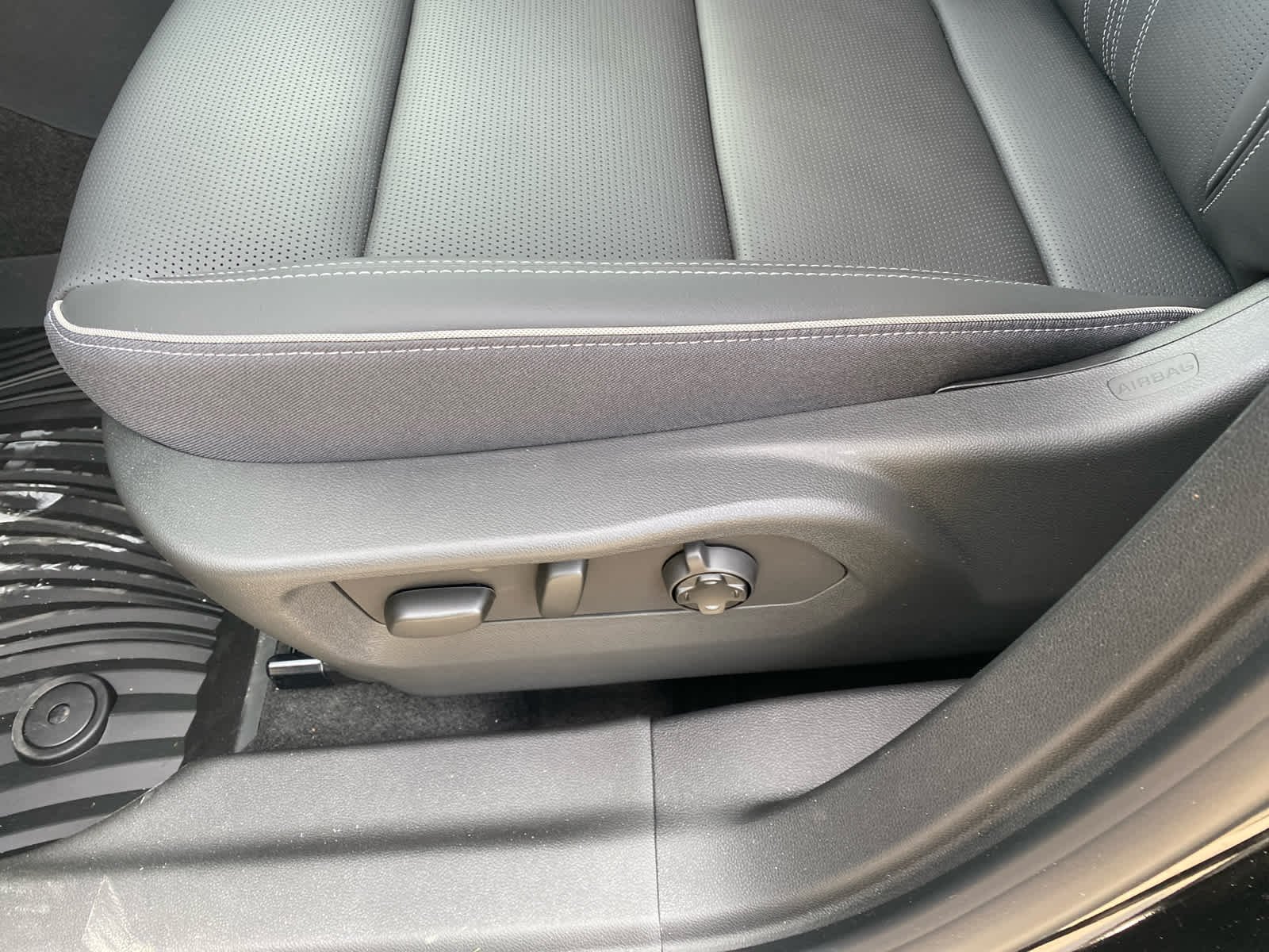 New 2026 Ebony Twilight Metallic Buick Avenir image 15
