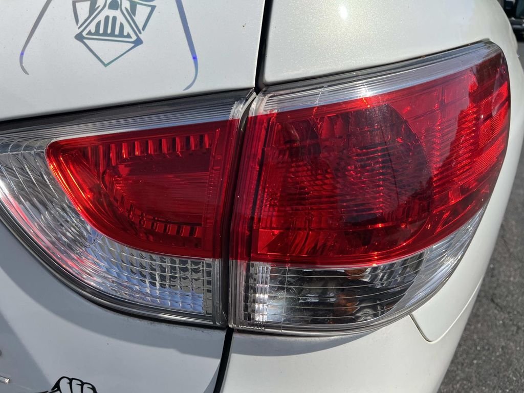 Used 2014 White Nissan SL image 16