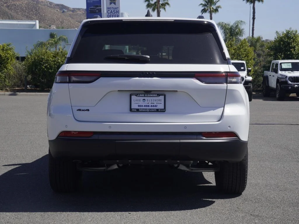 New 2026 Bright White Clear-Coat Exterior Paint Jeep Laredo Altitude image 4