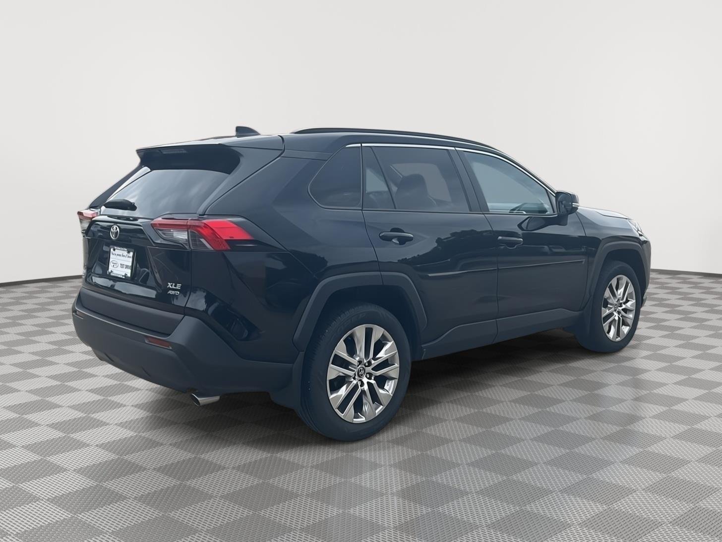 Used 2020 Midnight Black Metallic Toyota XLE Premium image 5